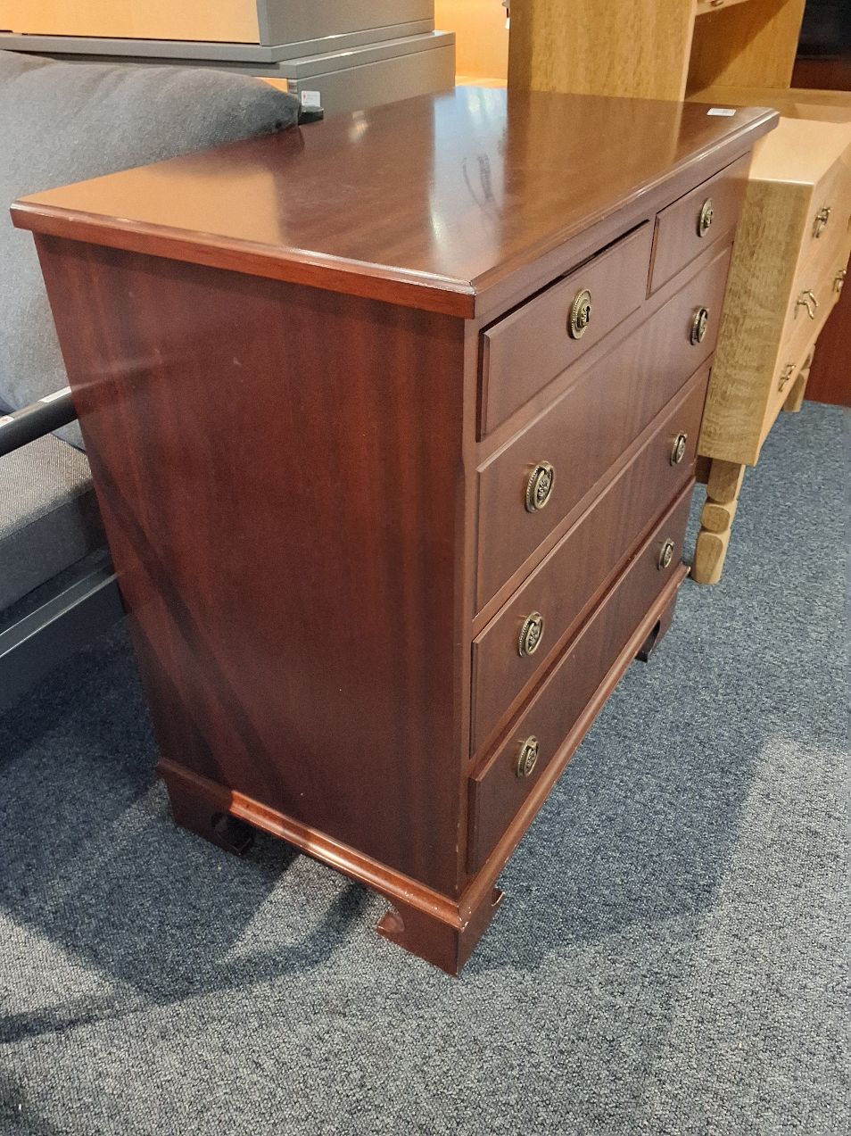 Kommode i mørkt træ